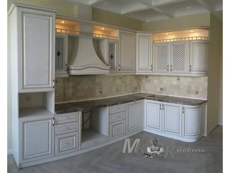 угловая кухня в классическом стиле в Орле